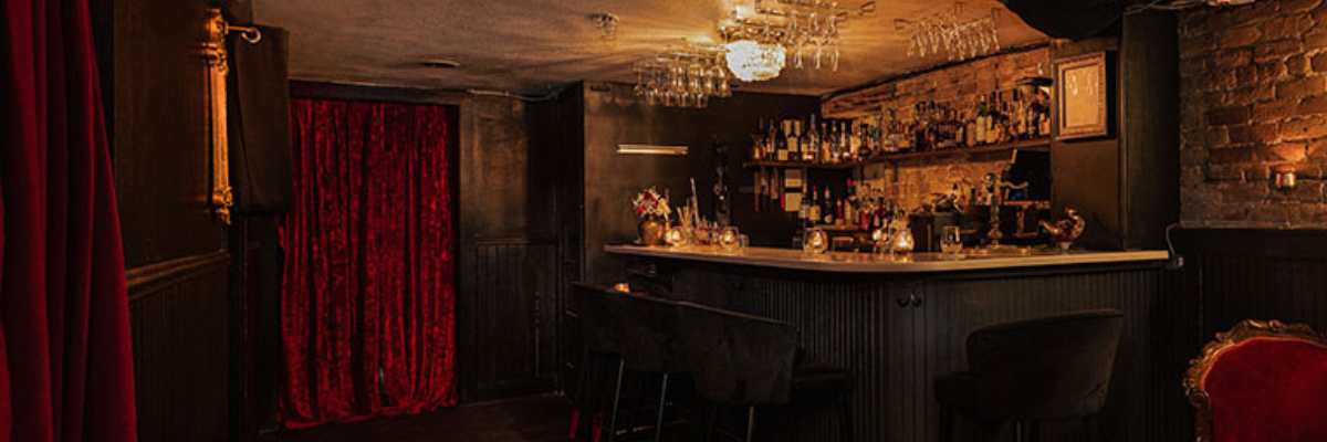 18.21's OG scent. Notes of saffron and dried fruits with hints of tonka bean, manuka honey, dark-toned vanilla and pipe tobacco. This charismatic scent evokes a boozy night out at the local speakeasy